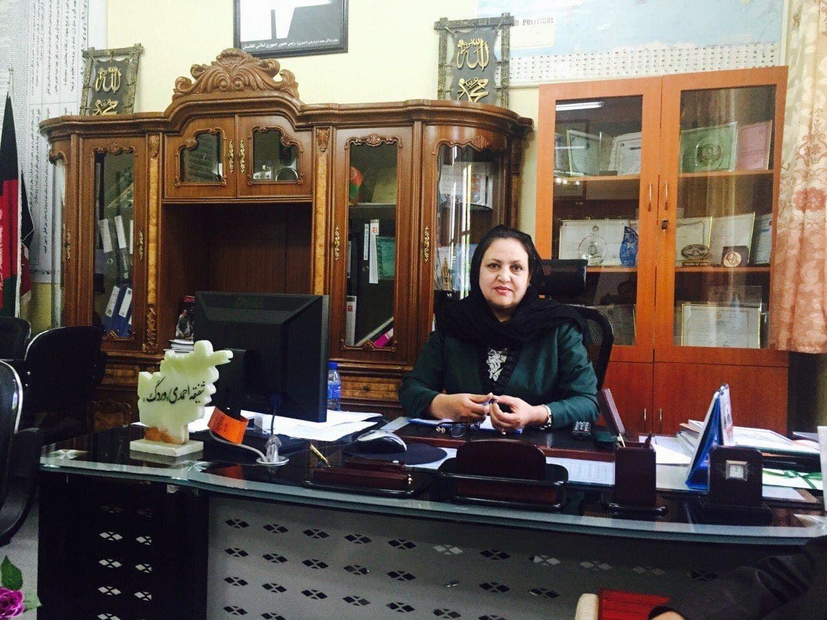Shafiqa Ahmadi Wardak, à son bureau, au lycée Malalaï de Kaboul, 2018 © Shafiqa Ahmadi Wardak