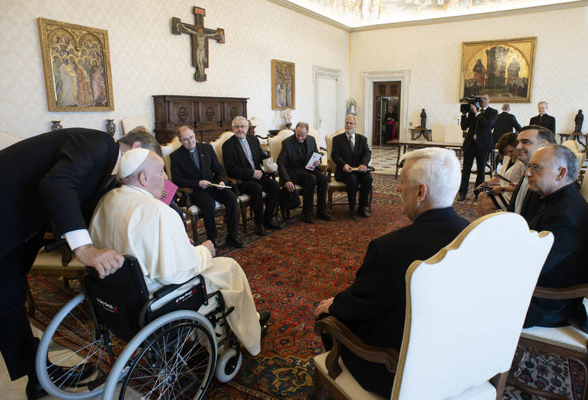 Vatican, 19 mai 2022, entretien avec le pape François, en présence d’Arturo Sosa sj, supérieur général de la Compagnie de Jésus. © Médias du Vatican